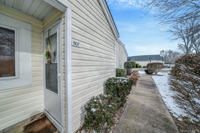 1107 Cabot Court N, Saint James, NY 11780