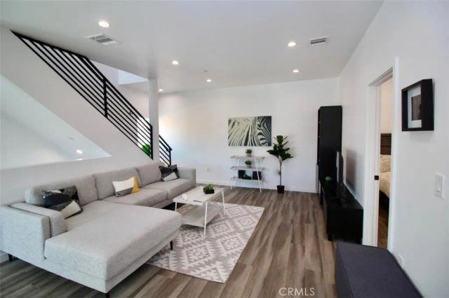 1416 S Cloverdale, Los Angeles, CA 90019