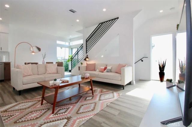 1416 S Cloverdale, Los Angeles, CA 90019