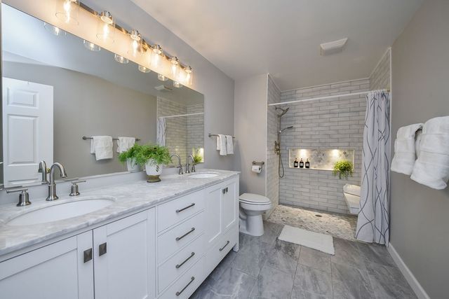 350 Normandie Drive, Sugar Grove, IL 60554