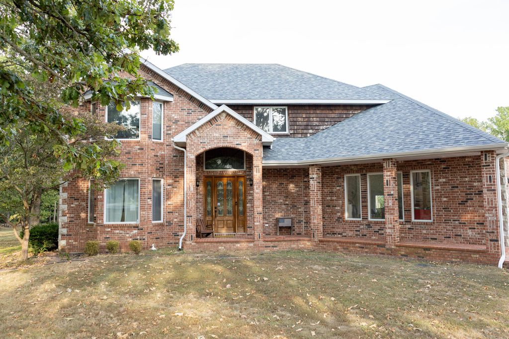 1660 Briarwood Drive, Marshfield, MO 65706