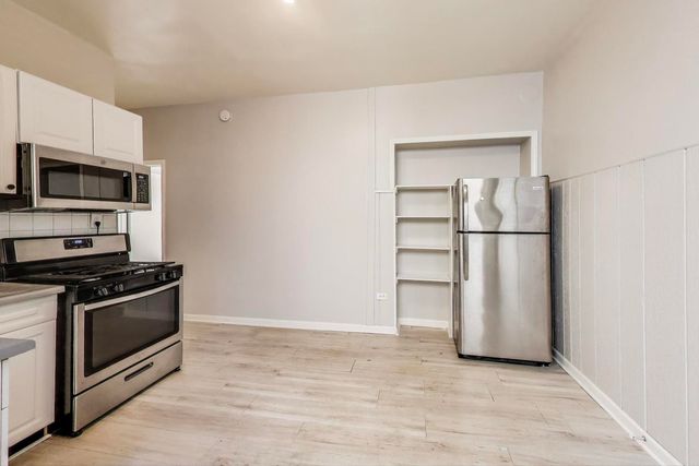 2889 N Milwaukee Avenue, Chicago, IL 60618