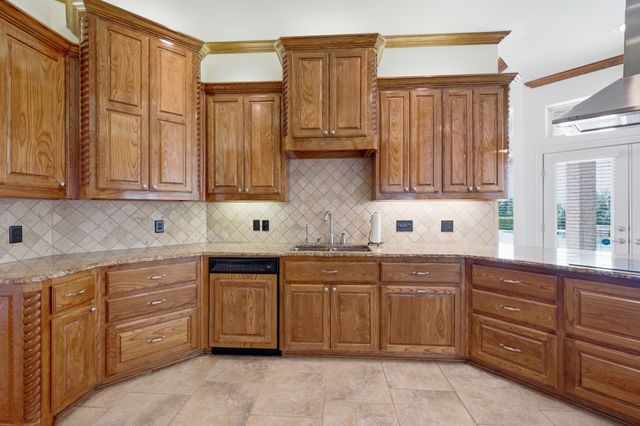1614 Crow Creek Drive, Granbury, TX 76049