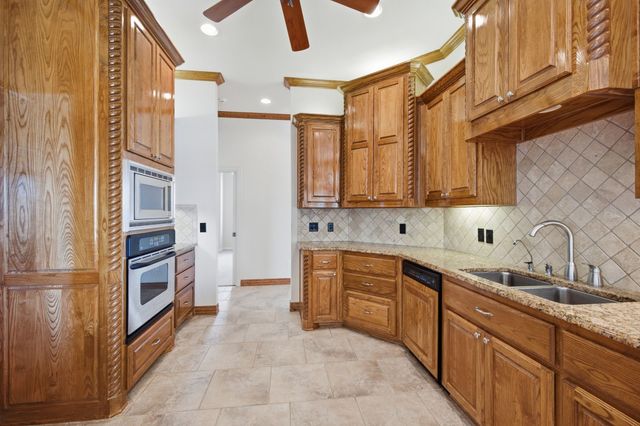 1614 Crow Creek Drive, Granbury, TX 76049