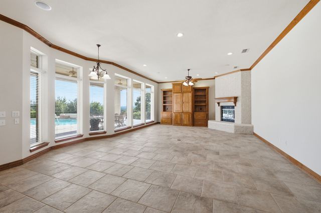 1614 Crow Creek Drive, Granbury, TX 76049