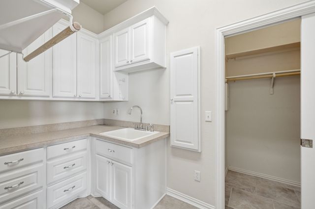 1614 Crow Creek Drive, Granbury, TX 76049