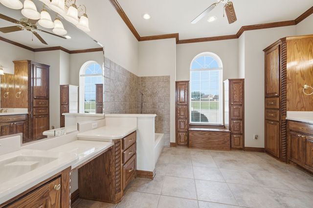 1614 Crow Creek Drive, Granbury, TX 76049