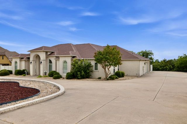 1614 Crow Creek Drive, Granbury, TX 76049