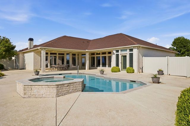 1614 Crow Creek Drive, Granbury, TX 76049
