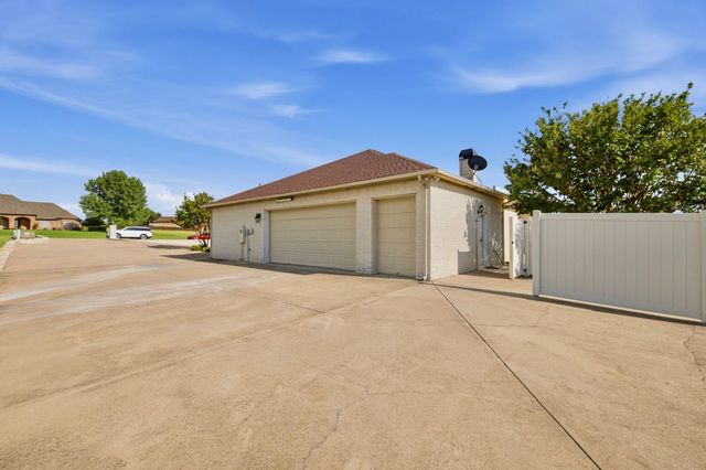 1614 Crow Creek Drive, Granbury, TX 76049
