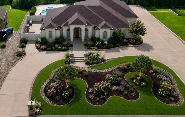 1614 Crow Creek Drive, Granbury, TX 76049