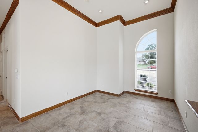 1614 Crow Creek Drive, Granbury, TX 76049