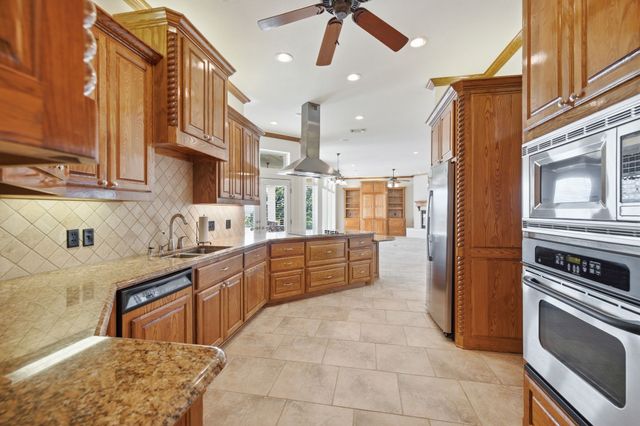 1614 Crow Creek Drive, Granbury, TX 76049