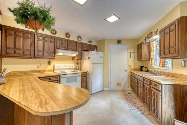 694 Ruby Lake Drive, Hiawassee, GA 30546