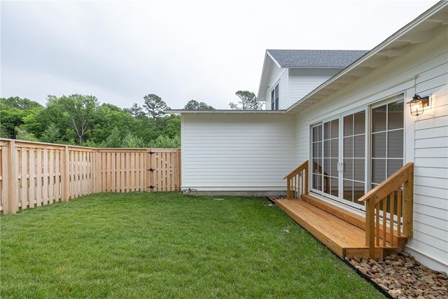 1738 W Markham Road, Fayetteville, AR 72701