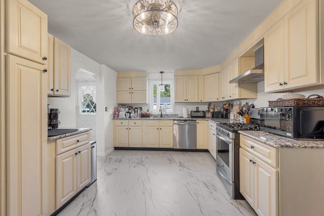 126 Montaup Ave, Dracut, MA 01826