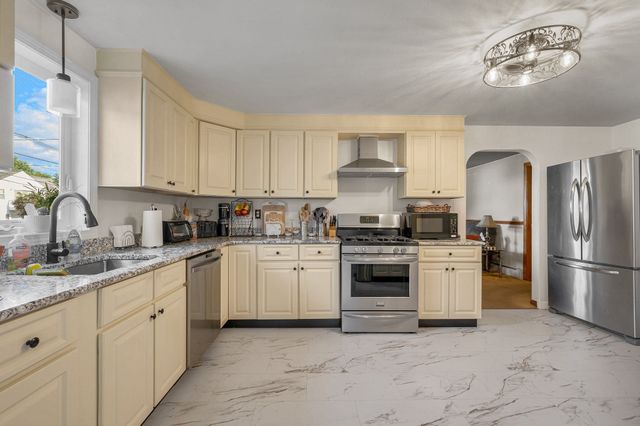 126 Montaup Ave, Dracut, MA 01826