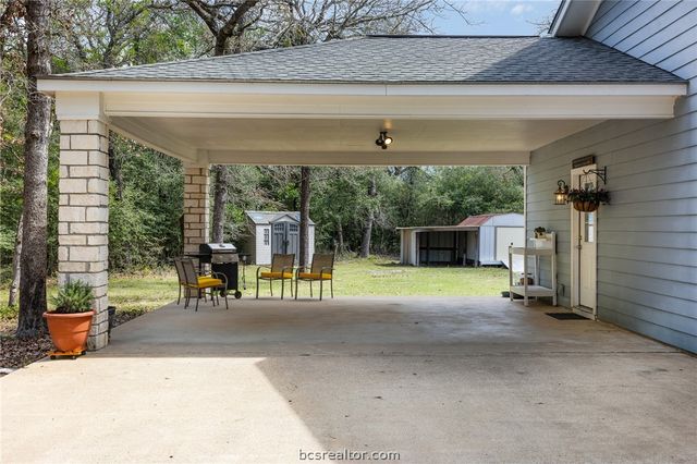 4196 Winding Road, Hearne, TX 77859