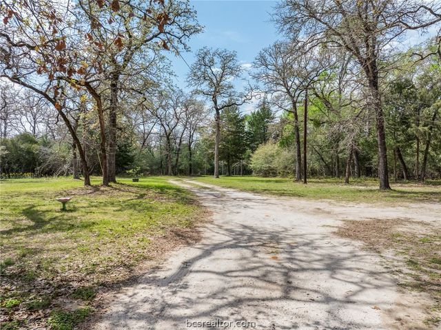 4196 Winding Road, Hearne, TX 77859