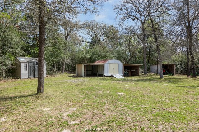 4196 Winding Road, Hearne, TX 77859