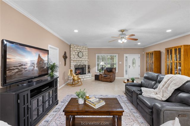 4196 Winding Road, Hearne, TX 77859