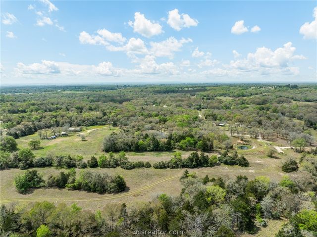 4196 Winding Road, Hearne, TX 77859