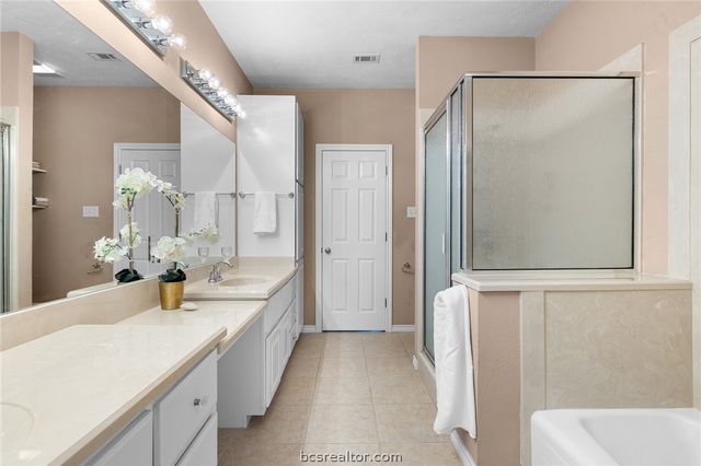 4196 Winding Road, Hearne, TX 77859