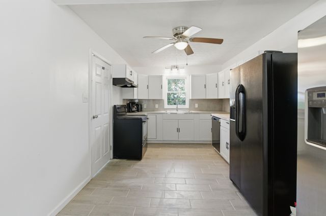 2019 Cedar Bluff Dr, Decaturville, TN 38329