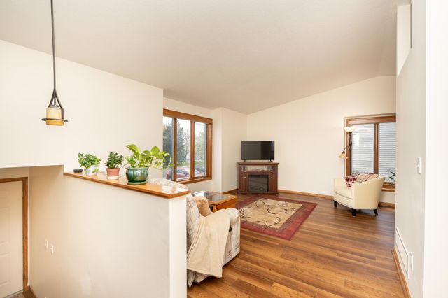 433 Braeburn Drive, Shakopee, MN 55379