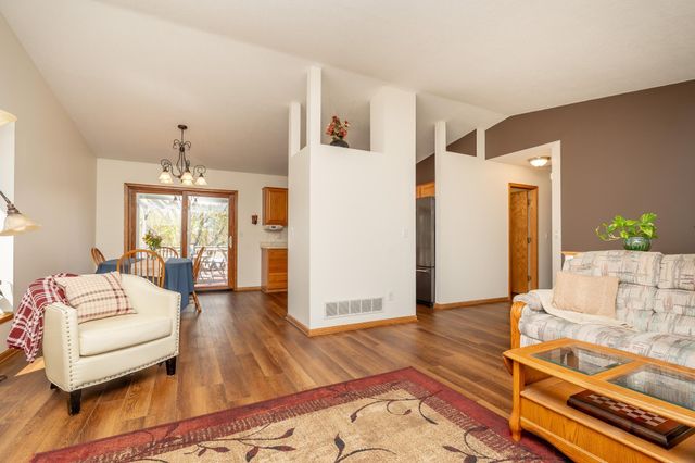 433 Braeburn Drive, Shakopee, MN 55379