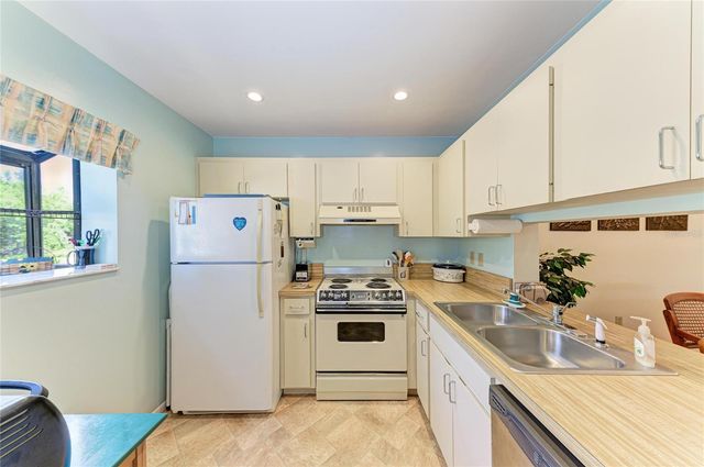 5685 GARDENS DRIVE 5685, Sarasota, FL 34243