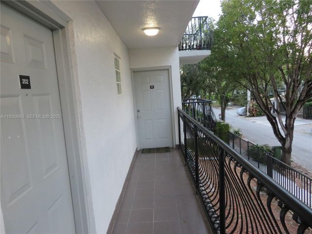 3090 BIRD AV 203, Coconut Grove, FL 33133