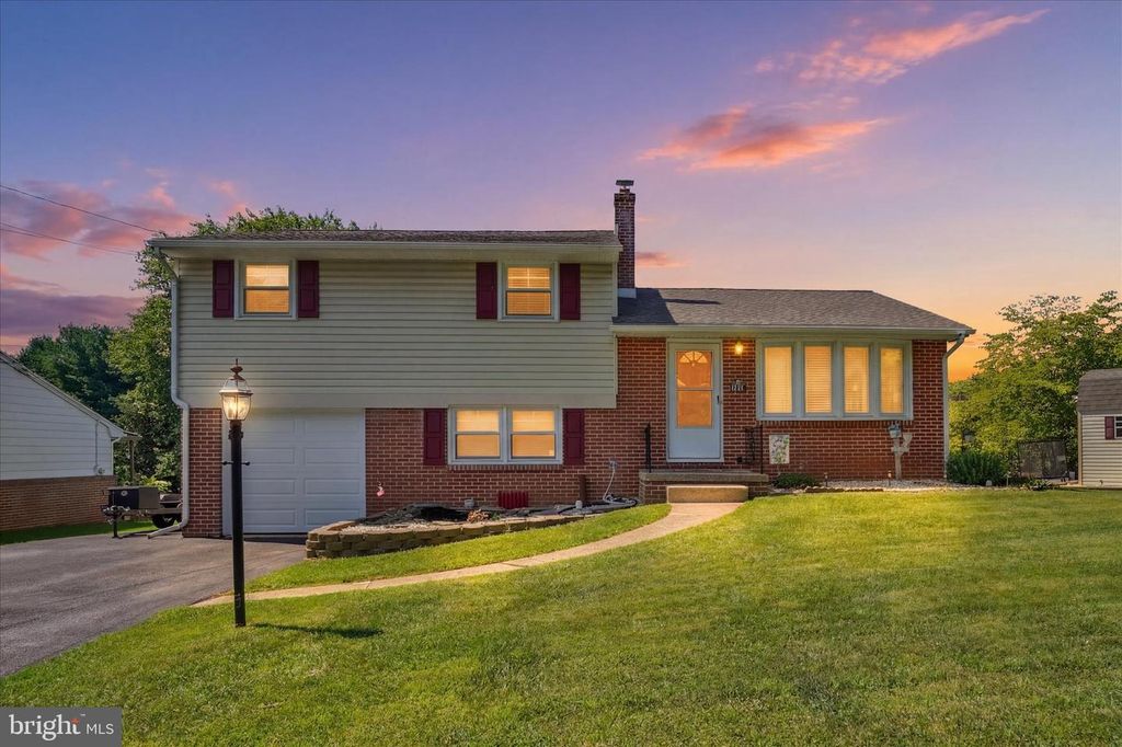 2918 HERRLYN CT, Dallastown, PA 17313