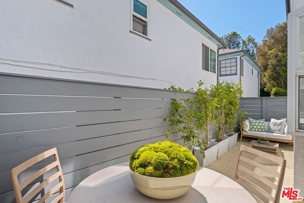 Image 27 of property listing at 2912 Montana Avenue 3, Santa Monica, CA 90403