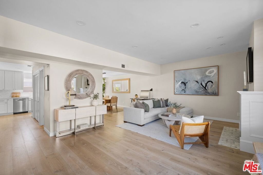 Image 4 of property listing at 2912 Montana Avenue 3, Santa Monica, CA 90403