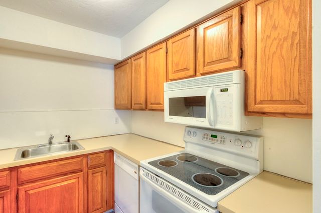 340 Sunderland Rd 23, Worcester, MA 01604