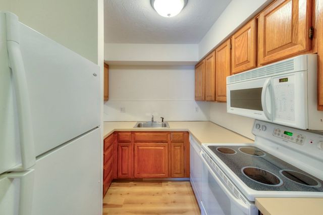 340 Sunderland Rd 23, Worcester, MA 01604