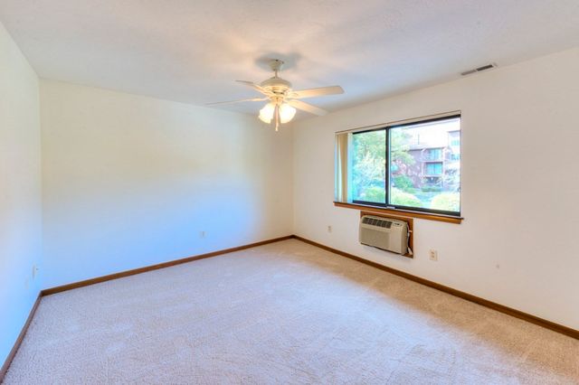 340 Sunderland Rd 23, Worcester, MA 01604