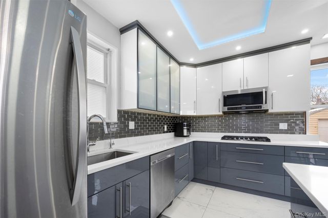 35 Barwick Street, Floral Park, NY 11001