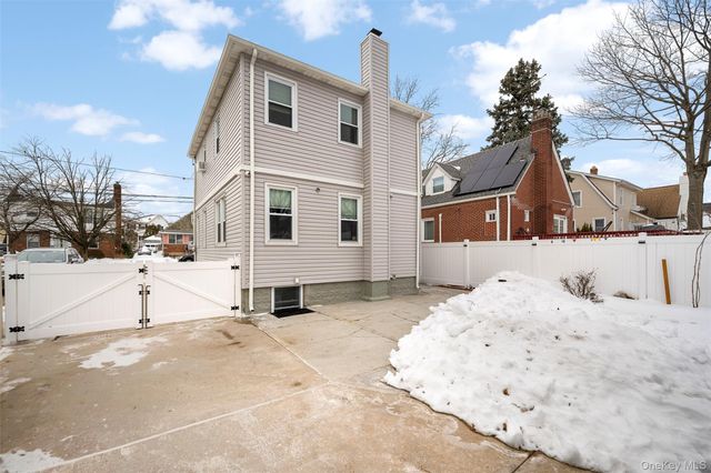 35 Barwick Street, Floral Park, NY 11001