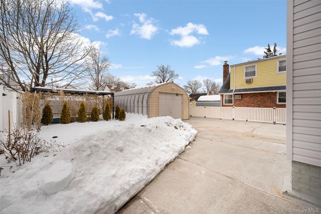 35 Barwick Street, Floral Park, NY 11001