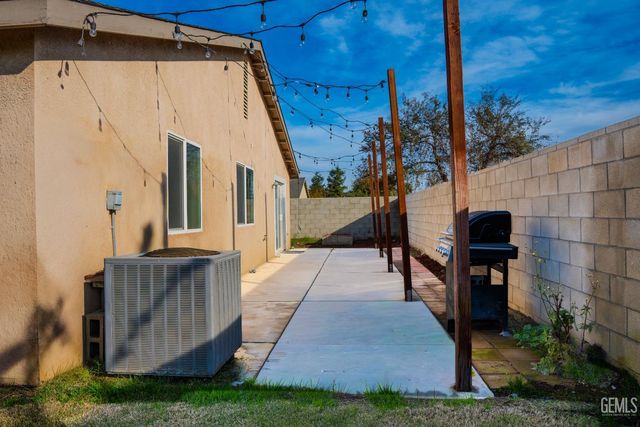 3817 Harris Road, Bakersfield, CA 93313