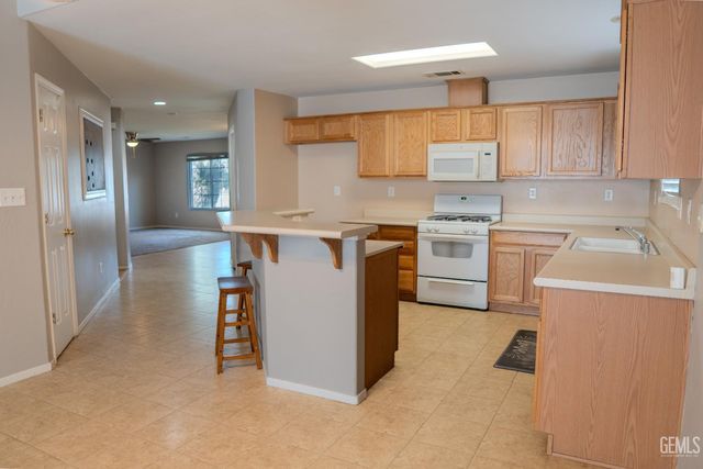 3817 Harris Road, Bakersfield, CA 93313