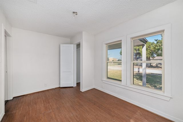 102 San Saba Avenue, Benbrook, TX 76126