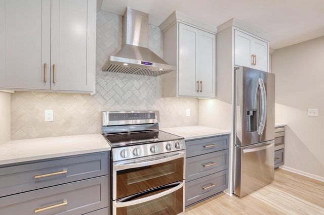 1135 Ridgeway ROAD, Brookfield, WI 53045