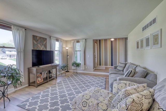 1135 Ridgeway ROAD, Brookfield, WI 53045