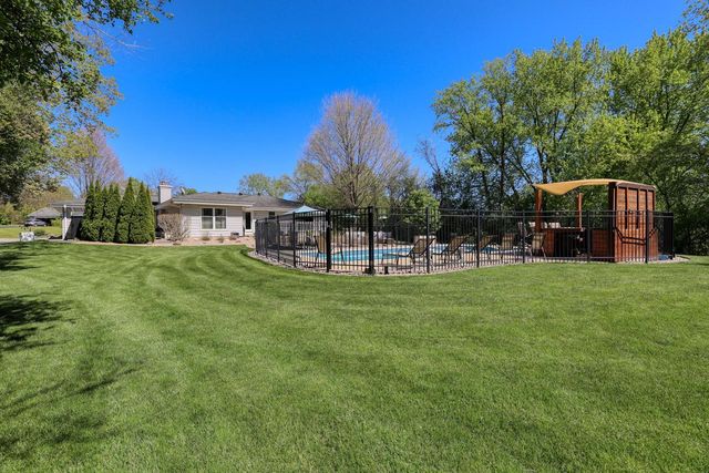 1135 Ridgeway ROAD, Brookfield, WI 53045