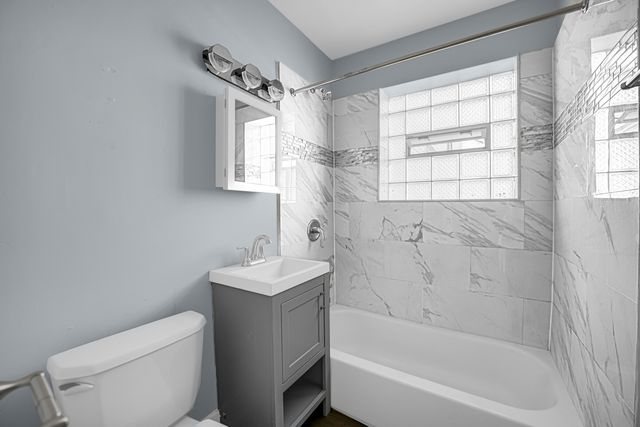 2046 E 72nd Place 2w, Chicago, IL 60649