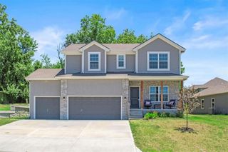 801 NW Hickory Ridge Drive, Grain Valley, MO 64029