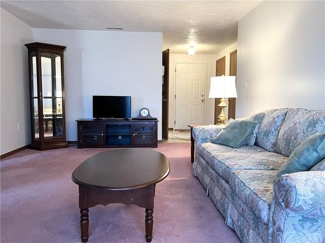 2850 Edgecliff Road 35, Lower Burrell, PA 15068